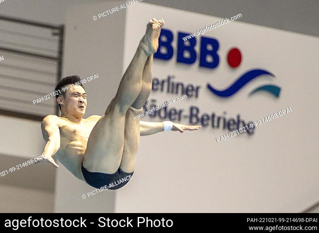 21 October 2022, Berlin: Water diving: World Cup, Decisions, Artistic Jumping 3m, Men: Yuan Cao from China jumps from the 3 meter springboard and finishes...