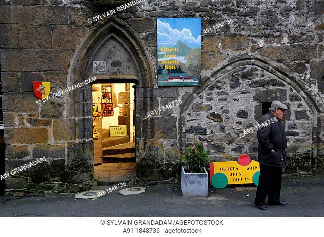 France, Auvergne, Cantal 15, natural regional park of the Auvergne volcanos, historic village of Salers, member of the association The 157 most beautiful...
