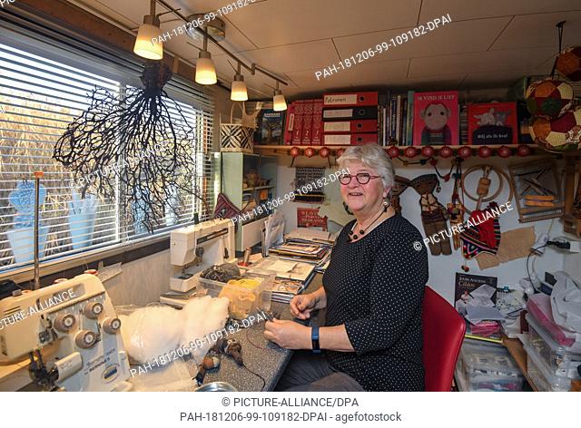 04 December 2018, Brandenburg, Kienitz: Marietta Kamstra, globetrotter from the Netherlands, sits in her small studio on the ship