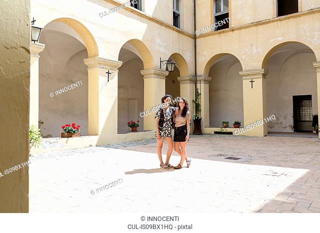 Friends sightseeing, Città della Pieve, Umbria, Italy