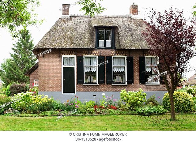 Traditional Dutch housing with garden, Giethoorn, Flevoland, Netherlands, Europe