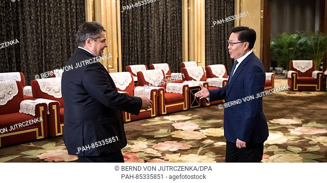 German Minister of Economic Affairs Sigmar Gabriel and Yin Li, the governer of the province Sichuan meet each other in Chengdu, China, 2 November 2016