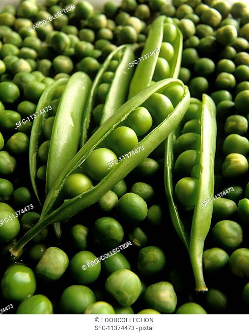 Peas and pea pods (close-up)