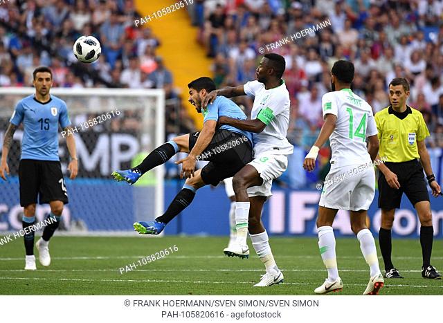 Luis SUAREZ (URU), Action, duels versus Osama HAWSAWI (KSA). Uruguay (Saudi Arabia (KSA) 1-0, preliminary round, group A, match 18