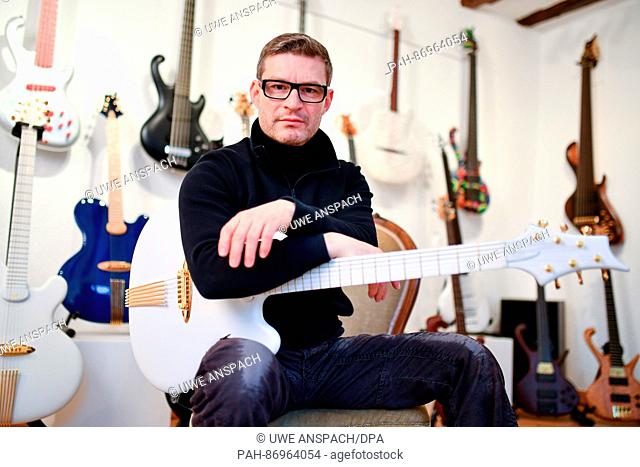 Gitarrenbauer Jens Ritter, Inhaber der Firma ""Ritter Instruments"", sitzt am 20.10.2016 in Deidesheim (Rheinland-Pfalz) zwischen von ihm entworfenen Gitarren
