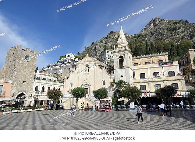 09 September 2018, Italy, Taormina: The Torre dell'Orologio (L, clock tower) and the church of San Giuseppe (R) in Piazza IX, Aprile