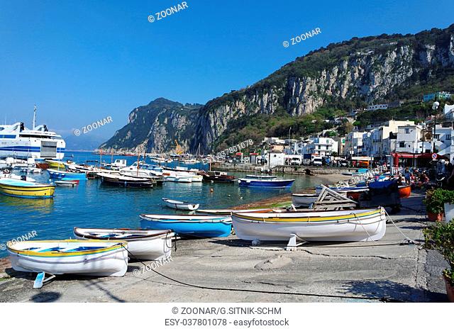 Idyllic in the port of Capri