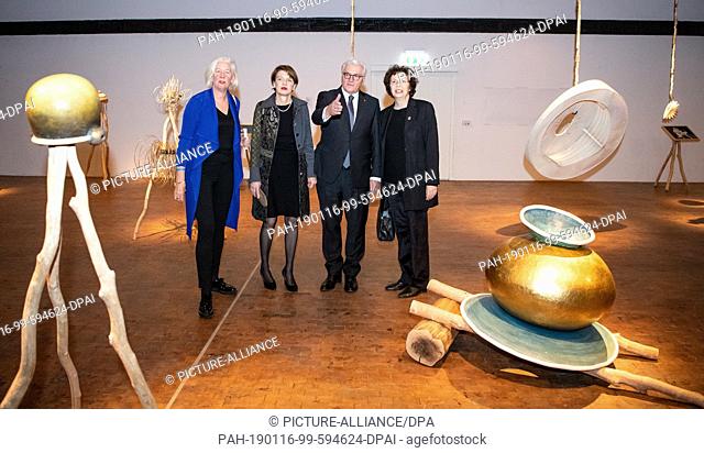 16 January 2019, Berlin: Federal President Frank-Walter Steinmeier (2nd from right) and his wife Elke Büdenbender (2nd from left) will be guided through the...