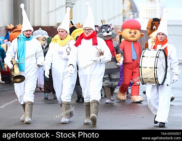 RUSSIA, MOSCOW - DECEMBER 20, 2023: Performers are seen on the main alley of the VDNKh exhibition centre during the Russia Expo international exhibition and...