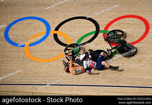 05 August 2021, Japan, Izu: Cycling/Track: Olympics, preliminaries, keirin, women, heats at Izu Velodrome. Laurine van Riessen (l) from the Netherlands and Katy...