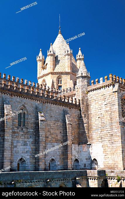 Lantern-tower surrounded by six turrets over the crossing of Cathedral (Se) ? Basilica Cathedral of Our Lady of Assumption. Evora. Portugal
