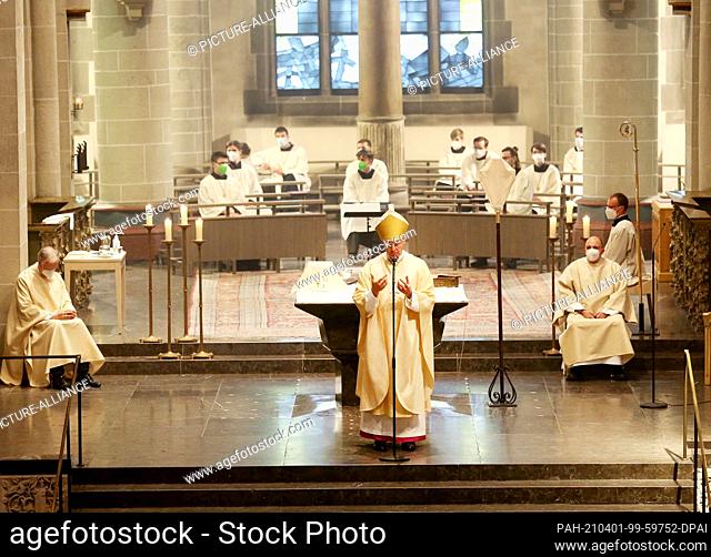 01 April 2021, North Rhine-Westphalia, Essen: Bishop Josef Overbeck celebrates the Pontifical Mass, the Holy Mass of the Last Supper