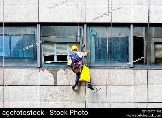 Windows cleaner at danger and risky work