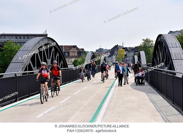 Highway for bicycles on old railway line on 19.05.2019 in Mülheim (Ruhr) - Germany. | usage worldwide. - Mülheim (Ruhr)/Nordrhein-Westfalen/Germany