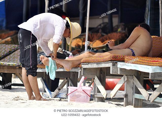 Sihanoukville (Cambodia): pedicure for tourists at Occheuteal Beach