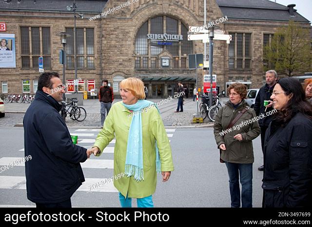 Claudia Roth (Bundesvorsitzende Bündnis 90 / Die Grünen) verteilt fair gehandelten Bio-Kaffee vor dem Bielefelder Hauptbahnhof