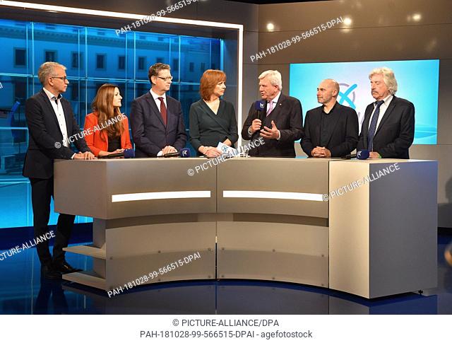 28 October 2018, Hessen, Wiesbaden: The top candidates of the parties (left to right) Tarek Al-Wazir (Alliance 90 / The Greens), Janine Wissler (Die Linke)