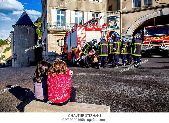 LITTLE GIRLS WATCHING FIREFIGHTER MANOEUVRES IN THE CITY, ROQUEFORT SUR SOULZON, AVEYRON (12), FRANCE, EUROPE