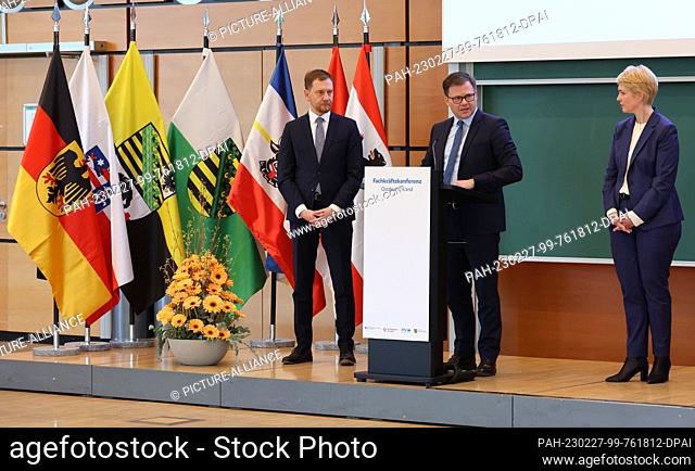 27 February 2023, Mecklenburg-Western Pomerania, Schwerin: At the start of the Skilled Workers Conference East, Michael Kretschmer (CDU) (l-r)