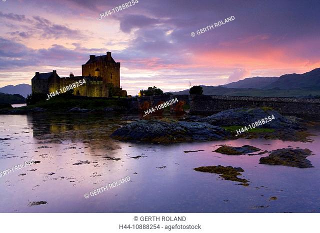 Eilean Donan Castle, Great Britain, Scotland, Europe, sea, coast, tides, flood, island, isle, castle, bridge, thunderstorm mood, dusk, illumination