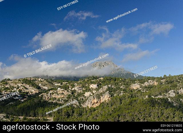 Puig de Galatzo, 1027 metros y el pueblo de Galilea, Sierra de Tramuntana, Mallorca, Islas Baleares, Spain