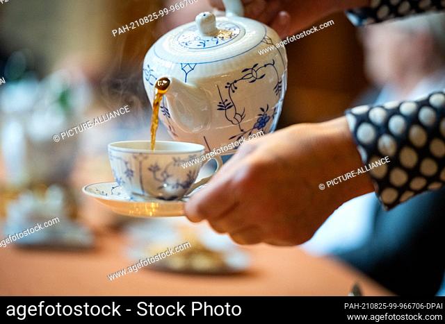 25 August 2021, Lower Saxony, Aurich: East Frisian tea is poured into a cup. With a per capita consumption of 300 litres per year