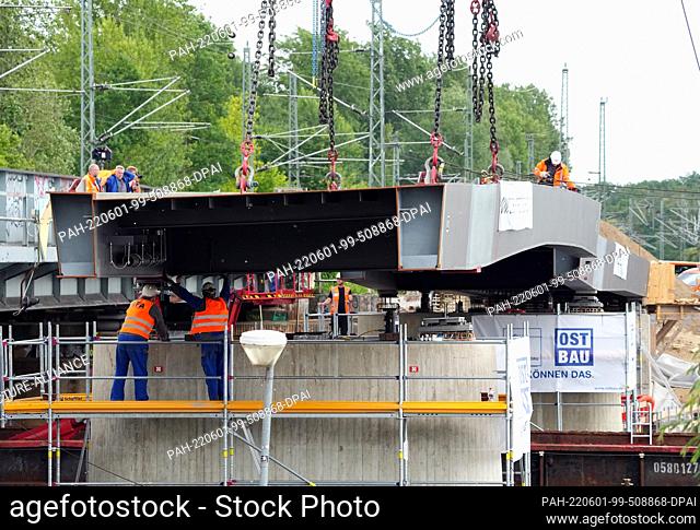 01 June 2022, Brandenburg, Werder (Havel): Workers follow the lifting of the middle section of a bridge over the Großer Zernsee lake