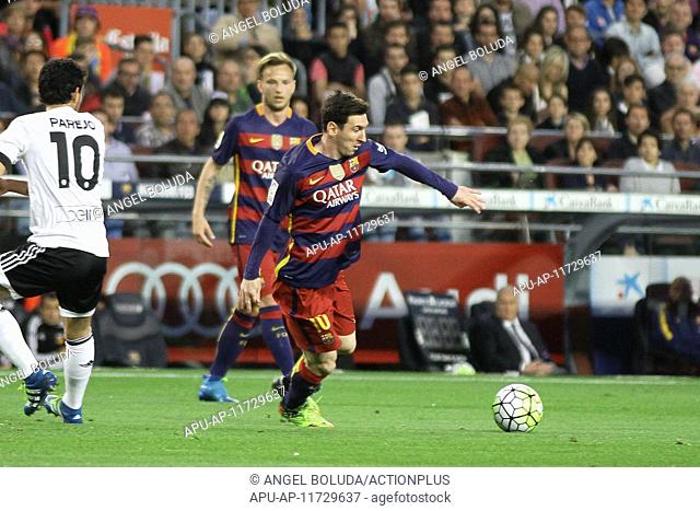 2016 La Liga Barcelona v Valencia Mar 17th. 17.04.2016. Nou Camp, Barcelona, Spain. La Liga. Barcelona versus Valencia. Messi breaks away from Parejo