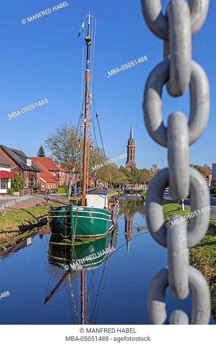 Westrhauderfehnkanal (canal), boat 'Tjalk Engelina', in front of Fehn and maritime museum in Westrhauderfehn, Rhauderfehn, Overledingerland, Eastern Frisia