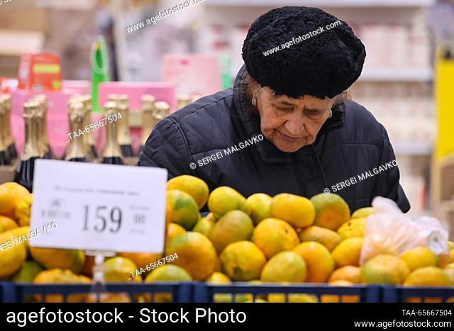RUSSIA, SIMFEROPOL - DECEMBER 12, 2023: A man shops for tangerines in the 7M Beztsen superstore during the Christmas season. Sergei Malgavko/TASS