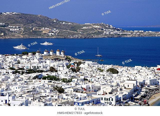 Greece, Cyclades, Mykonos Island, general view of Mykonos hora, five grinders Kato Mili in the background, cruise boats in the background
