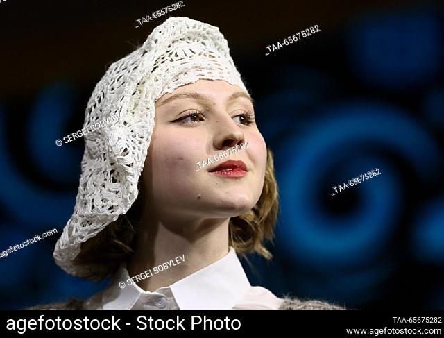 RUSSIA, MOSCOW - 12 de diciembre de 2023: Una mujer modela artículos de punto Uryupinsk durante el Goat Down Fashion Show como parte de la exposición...