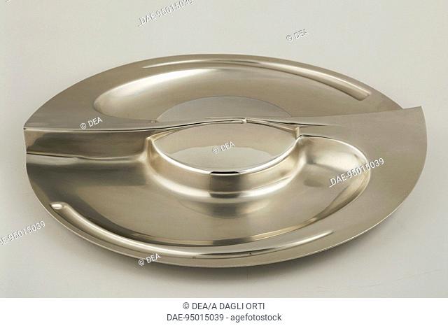 Silversmith's Art, Italy 20th century. Silver, horizontal and circular tray, design by Carmelo Cappello. Alessi manufacturing, 1972