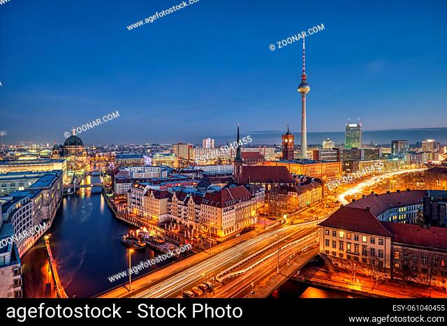 Berlin Mitte mit dem berühmten Fernsehturm bei Nacht