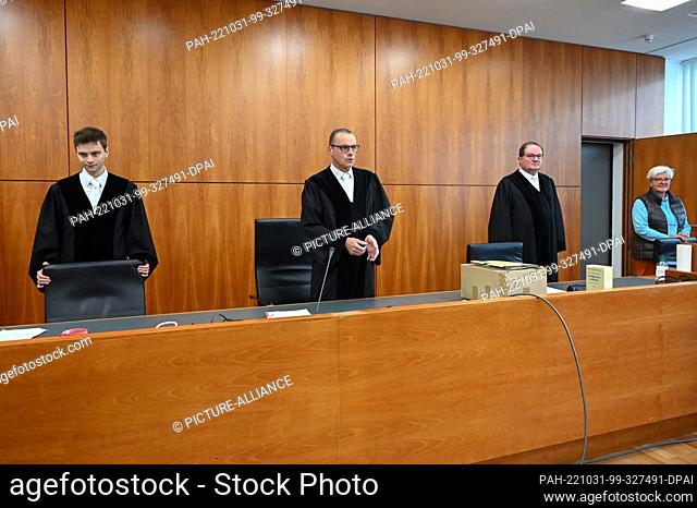31 October 2022, Hesse, Kassel: Presiding Judge Jürgen Dreyer (2nd from left) opens the trial of a fatal car crash into a group of children