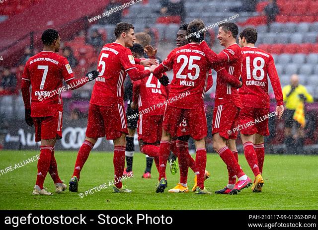 17 January 2021, Bavaria, Munich: Football: Bundesliga, Bayern Munich - SC Freiburg, Matchday 16 at Allianz Arena. The players from Munich celebrate the goal to...