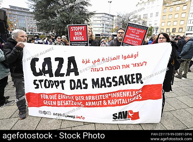 19 November 2023, North Rhine-Westphalia, Cologne: Participants in a Jewish-Palestinian peace demonstration hold a banner reading ""Gaza stop the massacre""