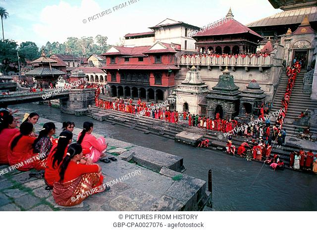 Nepal: Nepalese women celebrating the Teej Festival at Pashupatinath, Kathmandu