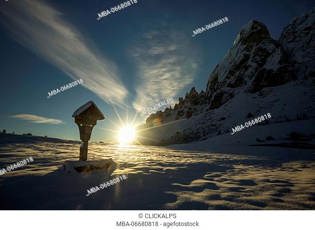 Wooden latin cross and Odle Dolomites peaks covered in snow. Passo delle Erbe, Bolzano, Trentino Alto Adige - Sudtirol, Italy, Europe