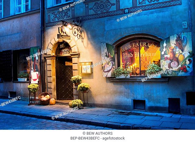 Poland, Mazovia Province, Warsaw. Restaurant on the Market Square on the Old City