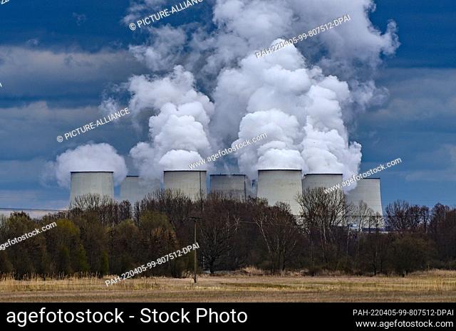 05 April 2022, Brandenburg, Jänschwalde: Steam rises from the cooling towers of the Jänschwalde lignite-fired power plant operated by Lausitz Energie Bergbau AG...