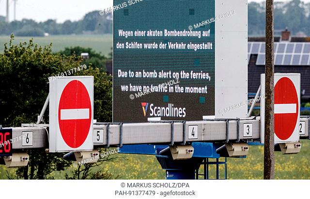 dpatop - A sign informs drivers of the suspension of ferry services in Puttgarden, Germany, 7 June 2017. The ferry service between Puttgarden and Rodby...