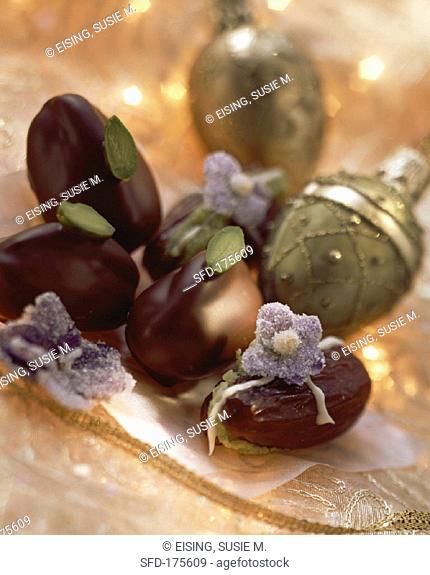 Pistachio dates (dates stuffed with pistachio marzipan, 2)