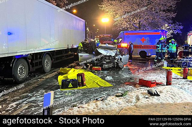 29 November 2023, Lower Saxony, Georgsmarienhütte: Fire and rescue services work at the scene of the accident. Three people were seriously injured in a head-on...