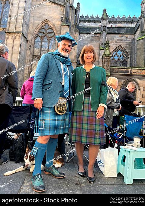 12 September 2022, Great Britain, Edinburgh: John Burleigh and his wife Heather stand outside St. Giles Cathedral. They are waiting for the procession with...