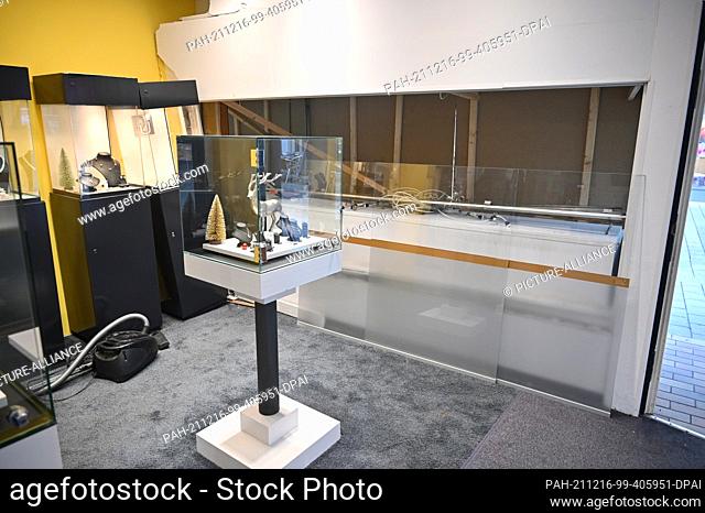 16 December 2021, Baden-Wuerttemberg, Friedrichshafen: Wooden boards have been used to secure a jewellery shop after it was broken into last night