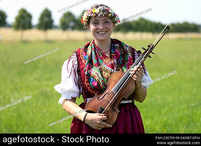 09 July 2023, Saxony, Crostwitz: Marta Hantusch from Schmerlitz stands on the edge of the procession for the 14th International Folklore Festival Lusatia on the...