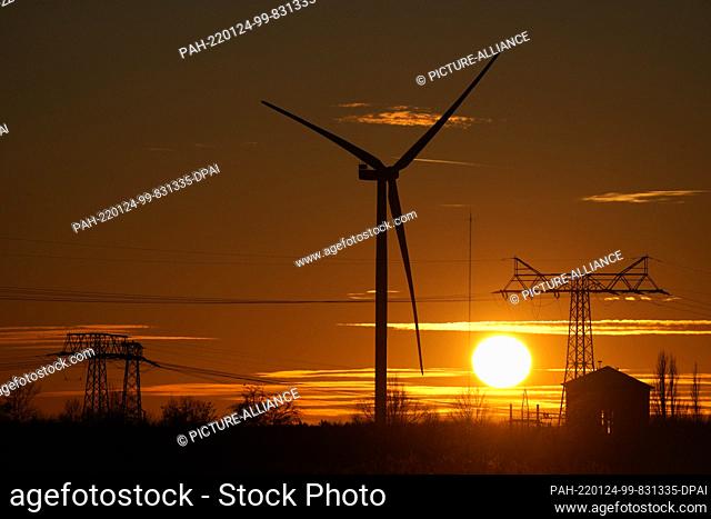 21 January 2022, Brandenburg, Großbeeren: A wind turbine turns in the evening against the backdrop of the setting sun. Photo: Soeren Stache/dpa-Zentralbild/ZB