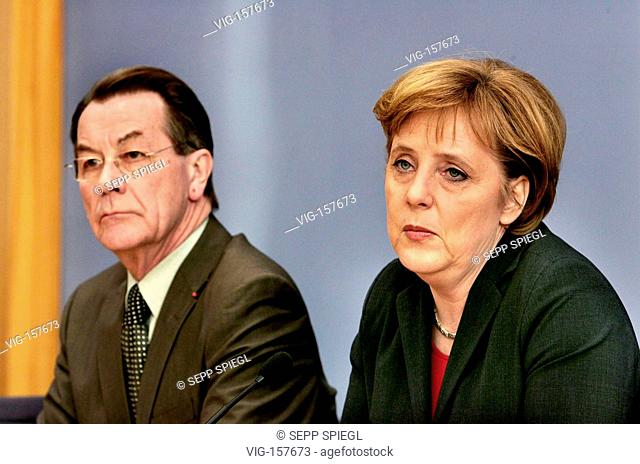 Angela MERKEL ( CDU ), federal chancellor, and Franz MUENTEFERING ( SPD ), federal minister for labour and social affairs and vice chancellor