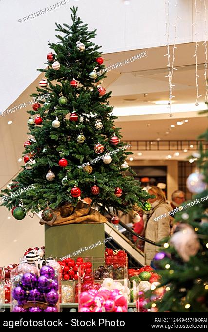 24 November 2023, Lower Saxony, Osnabrück: Christmas decorations can be seen in a store. Numerous stores and online stores celebrate Black Friday with special...